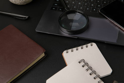 放大镜便签本办公用品与汽车零配件商务摄影的艺术